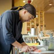 「自分が出来ることを考え新しい味への挑戦」をテーマに常に変化と向上心をもって、挑み続ける店主の中前氏。ゲストが身も心もほぐれるような店作りを目指し、ホールスタッフと一丸となっておもてなしをしています。