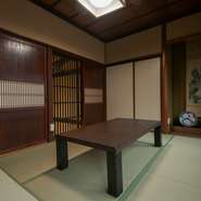 周りを気にせず、ゆったりとプライベートな宴会をお楽しみいただける個室を3部屋ご用意。風情ある個室で、北陸のおいしいものを皆さまで存分にご堪能ください。