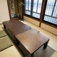 店内に一歩入ると、時を経た民家の優しい風情に包まれ、どこか懐かしい気持ちに。1階にカウンター4席と半個室テーブル8席、2階に個室2部屋を設えています。2階は6名様までOKの座敷と、2名様向けのテーブル席です。