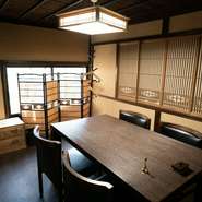 金沢市安江町の築80年の町家をリノベした一軒家。和みの空間は、上品で落ち着いた雰囲気。舌の肥えた大人が集う、上質な町屋酒場です。地元の方、旅行やご出張時など、老若男女気軽に立ち寄れる雰囲気です。