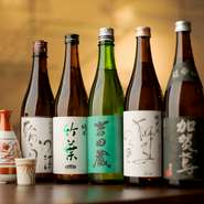 お米と水がおいしい石川県は銘酒処。和食に合う地酒を揃え、定番酒に加え、季節限定酒などを入れ替わりでご用意。リスト以外のものもあるので、気軽にお声がけを。加賀の伝統野菜・五郎島金時を使った芋焼酎も好評。