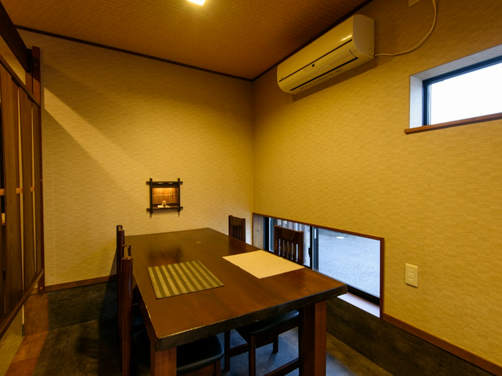 ロールカーテンで仕切れる半個室で、周囲の目を気せず旬を味わう