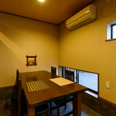 ロールカーテンで仕切れる半個室で、周囲の目を気せず旬を味わう