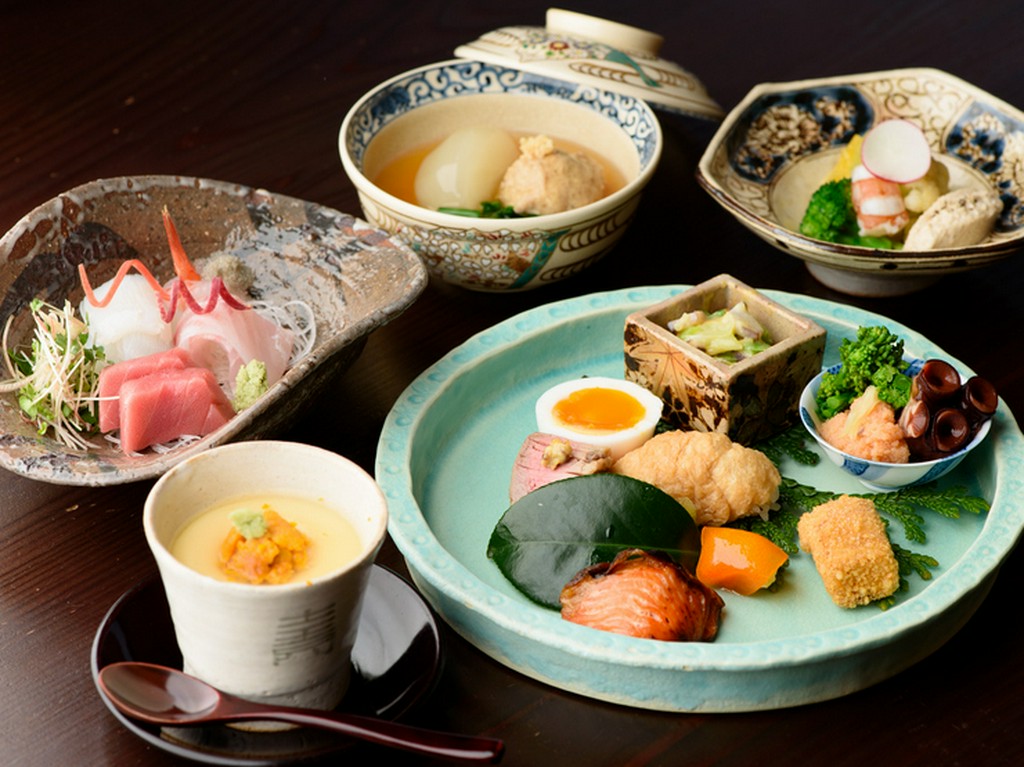 能登の名産「香箱ガニ」をはじめ、四季折々のご当地料理に舌鼓