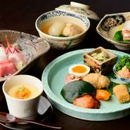 冬は脂の乗った「寒ブリ」や能登の名産「香箱ガニ」、春は「山菜」や「メバル」。店主が信頼する鮮魚のプロから仕入れた魚介は、その日のうちに調理しています。旬食材が織りなす懐石料理はどれも格別の味わいです。