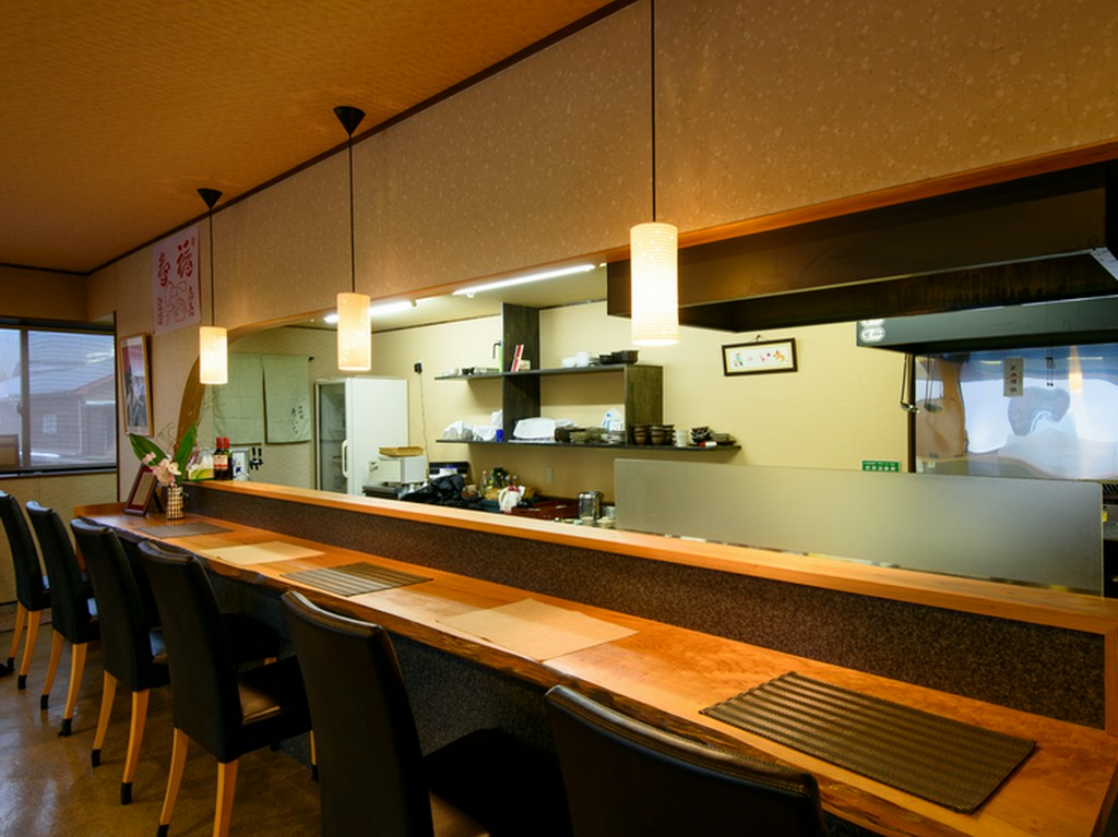 カウンター越しに店主との会話も肴に、くつろぐ気ままなひと時