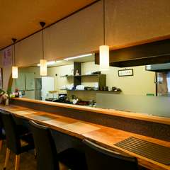 カウンター越しに店主との会話も肴に、くつろぐ気ままなひと時