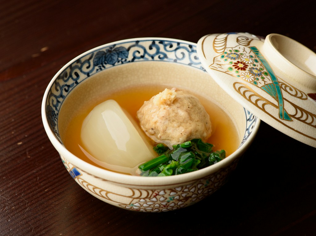 舌だけでなく、目でも楽しませてくれる店主こだわりの器たち