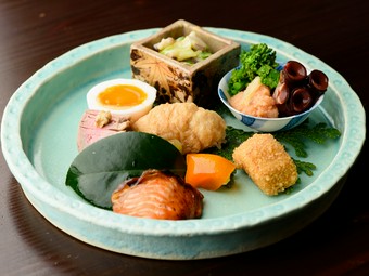 春夏秋冬の食材で彩り鮮やかに盛り合わせ。心が躍る『八寸』