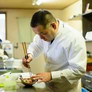どれだけ忙しくても「この程度でいいか」と手抜きすることのない大島氏。料理の味はもちろん、飾り付け一つでも自身に妥協を許しません。どんな状況でもぶれずに「ゲストに感動を与えられる料理」を追求しています。