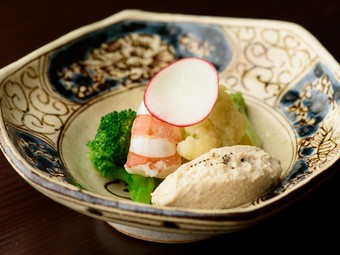 舌でも目でも楽めるひと時を。食材だけでなく器にもこだわりあり