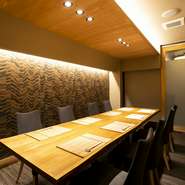 椅子席2部屋（10名／8名）と座敷4部屋（10名2部屋／20名2部屋）を完備。座敷は、仕切りを外せば最大40名まで収容できます。どちらも接待や大切な方との会食に最適な完全個室で、大小様々なシーンに対応可能です。