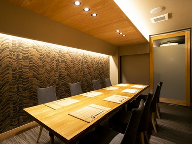 モダンでシンプルな完全個室で、大切な方と心おきなく過ごす