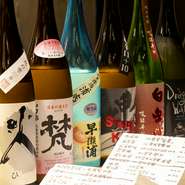 福井の地酒と全国の日本酒が常時60種類そろう【旬香酒燈　煙や】。提供される酒にはそれぞれの特徴が書かれたカードが添えられています。日本酒を知ることで、さらに楽しく、酒も料理ももっと美味しくなります。

