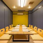 ゆったりとしたカウンターはデートや大切な方とのお食事に。お座敷席と椅子席のお部屋はどちらも個室でご用意しておりますので大事な商談や会食にピッタリです。またどのコースにも1500円で飲み放題お付け可能です。