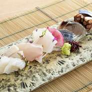 福井の漁師から直接買い付ける、揚がったばかりの新鮮な魚介類。また、全国各地の旬の鮮魚も直送で仕入れています。地元の魚介類をメインとしながらも、福井で見慣れない鮮魚が食べられるのも魅力の一つです。