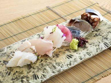 日本海の荒波にもまれた地元福井の海の幸と全国各地の旬の魚介類が楽しめる『刺身盛り合わせ』