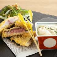 河野の定置網で獲れたアジを漁師から直接買い付け。刺身でも食べられる鮮度抜群の活アジをフライにした贅沢な逸品。身はレアという不思議な食感が魅力的です。