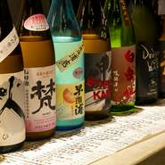 特徴を記した手づくりカードを添えて提供される各日本酒。気に入ったカードは持ち帰ることができ、次回来店時や自宅で楽しめるようにという店主の心配りです。自分の好みや料理との相性なども気軽に相談もできます。