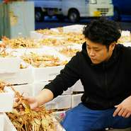 福井をもっと好きになって欲しいという思いを込めた料理やサービスを提供すると共に、常にお客様への感謝の心を忘れません、と語る山下氏。スタッフ総出で店の前に並んでのお見送りに心温まります。