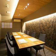 完全個室のテーブル席や座敷を完備。厳選した食材と手をかけた料理で商談がうまくまとまるよう後押しします。地元福井の食材や地酒などが豊富にそろっているため、県外から来た方のおもてなしにもピッタリ。