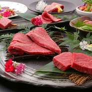 ブランドに固執せず、あくまで「肉質」にこだわって仕入れる徹底ぶり。本当に美味しい焼肉を提供したいという店主の強い思いがあります。納得できる品質の肉だけを塊で仕入れ、注文ごとに手切りして提供しています。