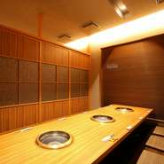 上質なA5ランクの銘柄和牛は、予約時に産地指定や銘柄指定も可能。予算に応じて、特注の相談もできるのでワンランク上の接待にも最適。もちろんビジネスにも利用できる完全個室を完備しています。