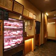 徹底したゲスト思いのおもてなしは、注文方法に至るまで。ショーケースを見て「この肉を人数分」なんてワガママな指名も可能です。食べてみたい部位やおすすめ部位を聞いて、店主に委ねるのも粋な楽しみ方です。