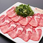 鮮度・味付けすべてにこだわった人気の一品。九条ねぎの上品な香りと相まって、さっぱりとした食後感なのに満足感の高い味わいです。注文が入ってから作るので、シャキシャキ食感も美味しさを引き立てます。