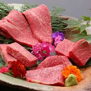 分厚いヒレ肉や特撰和牛が登場すると「おー！」と歓声が上がるほどの美しい和牛。ヒレ、モモ、ロース＋日替わりが1～2種類。カットの大きさ、厚みを好みのものに変えるセミオーダーも可能です。