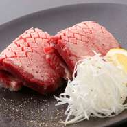 予約しないとありつけない「厚切り上タン」は、必食の勝ちあり。1本から1～2枚しか取れないタン芯・タン元は柔らかく、口に入れたときの香りが別格です。ジューシーで肉の旨みが強く、1枚でも満足感の高い部位です。