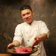 素材本来の美味しさを最大限に引き出す技術と品定めの目が命。さらに和食時代に培った技術で、昆布とかつおの一番だしを使用するなど【たかちゃん】ならではの料理で、ゲスト思いのおもてなしを追求しています。