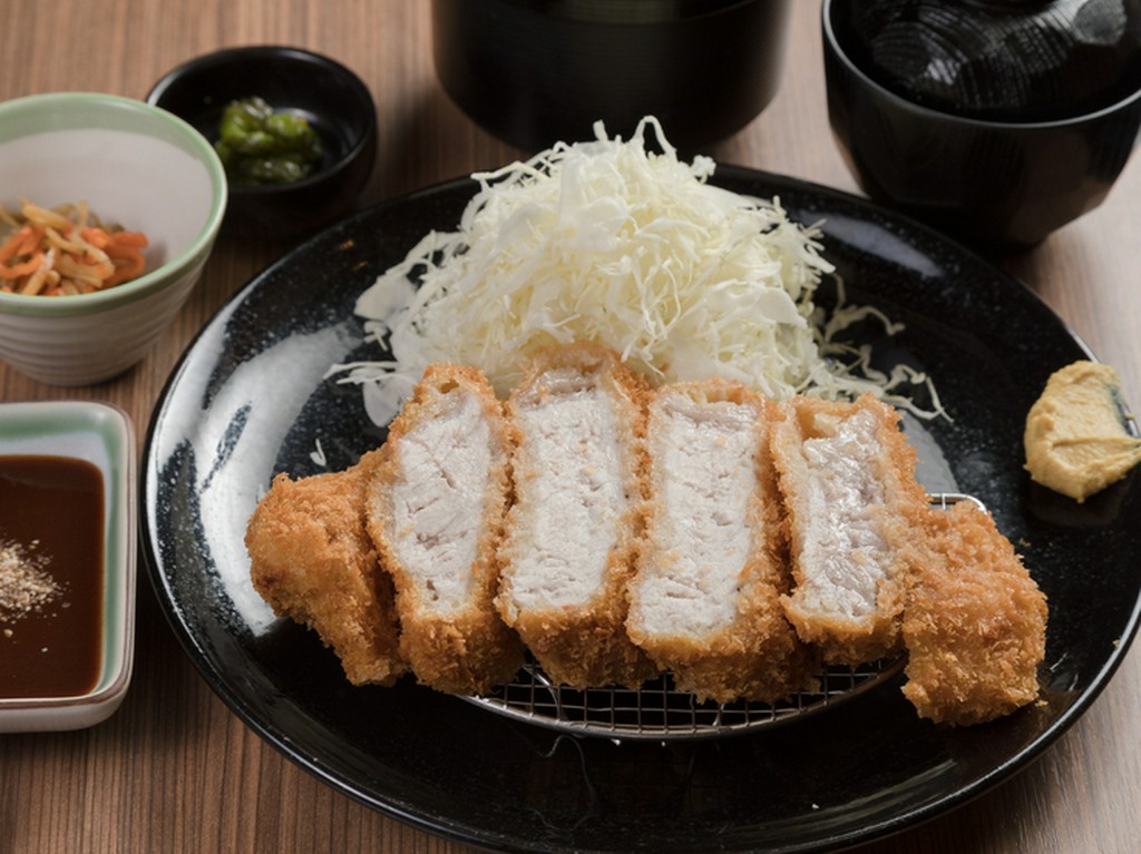 厳選豚肉を200gも使用した、ボリューム満点の厚切り『県産ロースカツ定食』