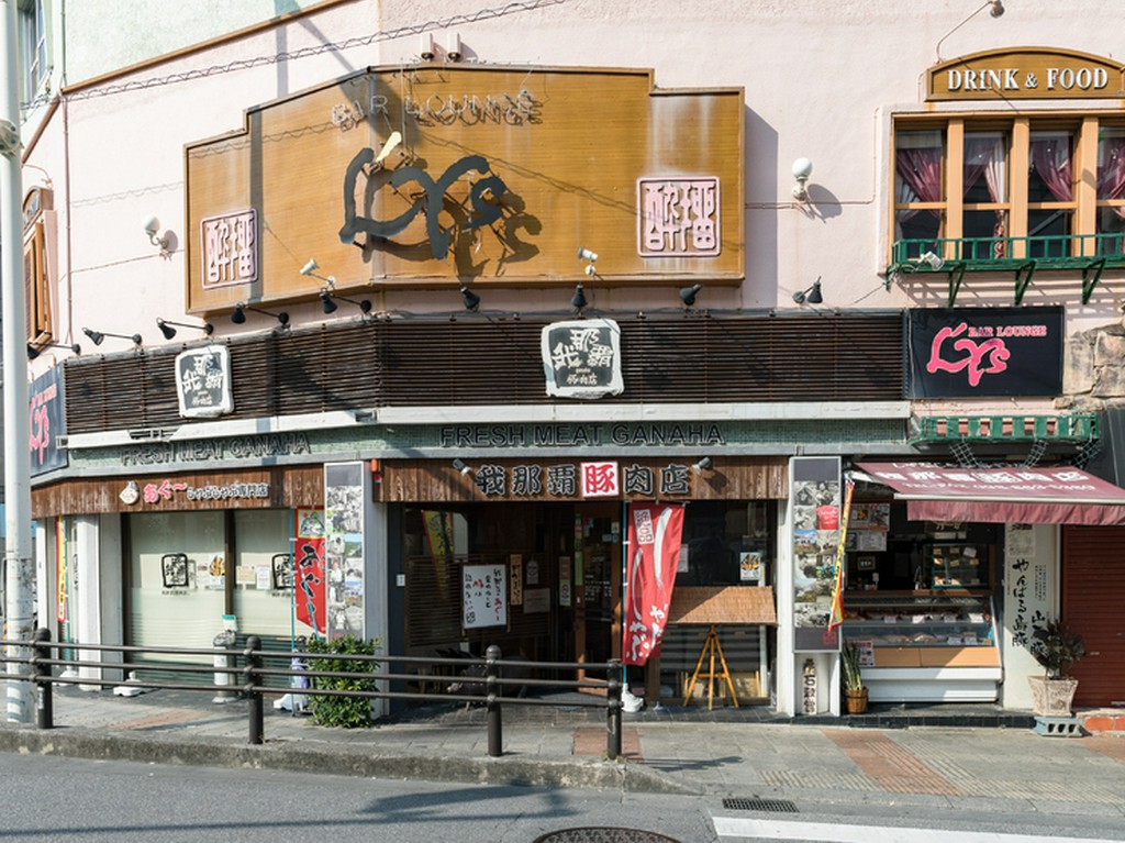 活気が伝わる店の入口