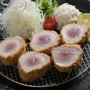 あぐーの希少部位フィレを贅沢に使用し、レアに近い状態で揚げ、しっとりとした食感で美味しくいただけます。仕上げはお好みでお塩とシークワーサーでどうぞ。