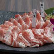 琉球在来豚アグー（脂身は多いが旨みが濃い）とデュロック（ロース部分に霜降りが入り易い）、バークシャ（黒豚で赤身がきめ細かい）三品種の特徴を生かした脂身の甘いおいしい高級豚肉です。