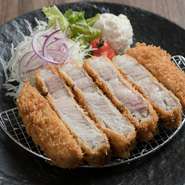 ランチでもディナーでも楽しめるメニュー。厚みのあるあぐーのロースをカラッと揚げ、特製のフルーツソースで味わいます。衣はサクサク、中からはジューシーな肉汁があふれだし、噛めば噛むほど旨味が広がります。