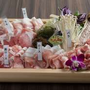 豚肉は直営の畜産業者から仕入れており、新鮮なものを味わうことができます。鮮度がいいからこそ楽しめるアグーのしゃぶしゃぶ。甘みがあるのが特徴の脂身と、肉本来の旨みを堪能できるのが魅力です。