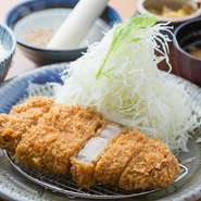沖縄県の金武町で飼育された、餌料にぶなしめじと酒粕を使用したこだわりのアグー豚をかつに。サクサクな衣とジューシーに溢れだす肉汁が食欲をそそります。旨みと甘みがギュッと詰まったロースは絶品です。