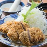 沖縄県の金武町で飼育された、餌料にぶなしめじと酒粕を使用したこだわりのアグー豚をかつに。肉質は柔らかく、脂身が少ないスッキリとした味わいが特徴です。岩塩またはすりごまの香り豊かなソースでシンプルに。