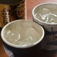 お酒に関しても、地元のものにこだわっています。沖縄県でNo.1のシェアを誇るオリオンビールはもちろん、地元のおいしい泡盛も。料理からお酒に至るまで存分に“沖縄の味”を堪能できるのが魅力です。