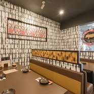 明るい雰囲気でありながら、シックな色合いでまとめられたおしゃれな店内。和モダンを基調とした落ち着いた空間です。開放的でゆったりとして雰囲気と、どこか沖縄らしさを感じられるインテリアが魅力です。