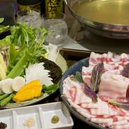 メインとなるしゃぶしゃぶは、一般的なポン酢やごまだれではなくシンプルに薬味のみで味わいます。秘伝の出汁でさっと火を通したら、県産の塩、シークワーサー胡椒、肉味噌をお好みで。肉本来の旨みを堪能できます。