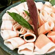 純血100％の金武アグーは、実は県内で月間30頭ほどしか流通しない希少なもの。なかなか食べることのできないこだわりのアグー豚を、レアの状態でも食べられるほど新鮮なまま味わえるのが魅力です。