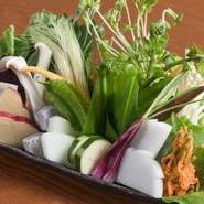 メインとなるアグー豚だけでなく、野菜にもこだわっています。取り扱っている沖縄県産の島野菜は、なんと約18種類。身体にもやさしい、新鮮な季節ごとの旬の野菜の甘みと旨みを堪能できます。