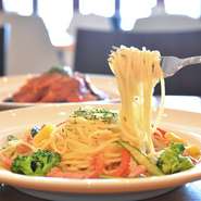 トマトにクリーム、オイルにスープ、自慢のソースの味をより美味しく受けとめるのは、風味の豊かな生パスタだからこそ。イタリア産のデュラムセモリナ小麦粉のコシの強さとなめらかな舌触りが特徴です。