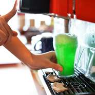 ドリンクバーの楽しみはなんといってもその種類の豊富さ。様々なアレンジでオリジナルドリンクを試してみるのもオススメです。また、お替り自由のサラダ－バーもあるのでお腹も満足に。