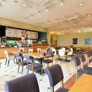 気楽なイタリアンとして人気の【REGALO】。買い物帰りにお子様と、また友人と気軽に寛げます。広々とした明るい店内にはベンチシートにお子様椅子も完備。安心して食事を楽しめます。