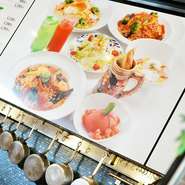 セットメニューはお好みのパスタを中心に自分でカスタマイズできる嬉しいシステム。バゲットにサラダバー、ドリンクバー、またデザートもついて、とてもリーズナブルです。