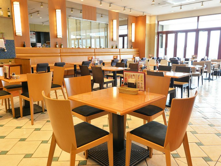 大きな窓から差し込む日射しが映える広々として明るい店内